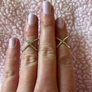 Bundle of two criss cross knuckle rings